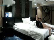 酒店偷拍性感漂亮的小美女被情人操完后自己玩手机,想干时不让操了