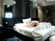 酒店偷拍性感漂亮的小美女被情人操完后自己玩手机,想干时不让操了