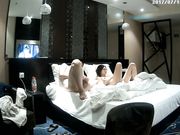 酒店偷拍性感漂亮的小美女被情人操完后自己玩手机,想干时不让操了