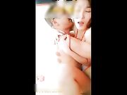 大叔艳福不浅与透明肚兜娇妻打炮直播太骚口爆埋怨精液射太多呛到了 对白搞笑