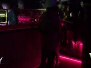 酒吧门口搭讪身材性感的齐逼短裙大白腿美女,美女貌似喝多了大哥出租车带到住所