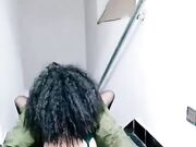 剧情演绎要命的嫂子楼道里勾引要饭的傻子 揉奶玩逼口交大鸡巴 让傻子舔逼揉奶