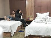 两个社会小哥酒店约炮工厂少妇3P