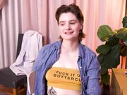 粉色美尻被摁在桌上输出