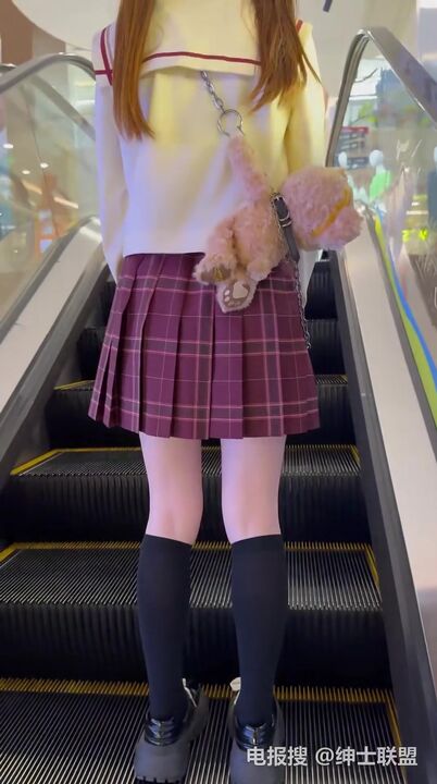 拼顺风车邂逅的一个JK眼镜小妹_先夸她的小熊背包很可爱,然后约她一起吃个饭,最后让我免费操