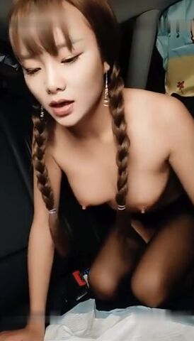 梳着两个麻花辫子的美女主播 户外车震 开裆黑丝 吃奶子 舔逼 口交 女上位