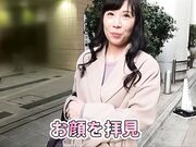 丰润的嘴唇和又厚又长的舌头令人厌恶且密集地纠缠在一起 是一场绝妙的接吻性交