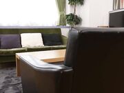 从接吻到结束 她们都会紧紧盯着你 让你的鸡巴感觉很好