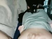 夜晚客厅操嫩妹妹 半脱下裤子 小穴已经很湿 慢慢插入好多水 白嫩美臀自己动