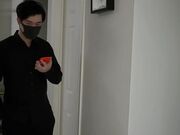 瑜伽裤女外卖员送餐时被男客户强上