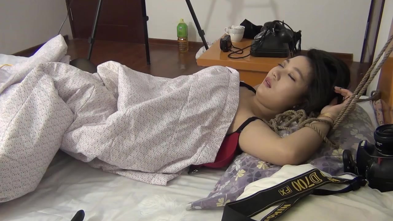 妈妈在家里寂寞叫来自己的情妇插自己