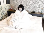 刚睡醒的小女友起来就被我内射了