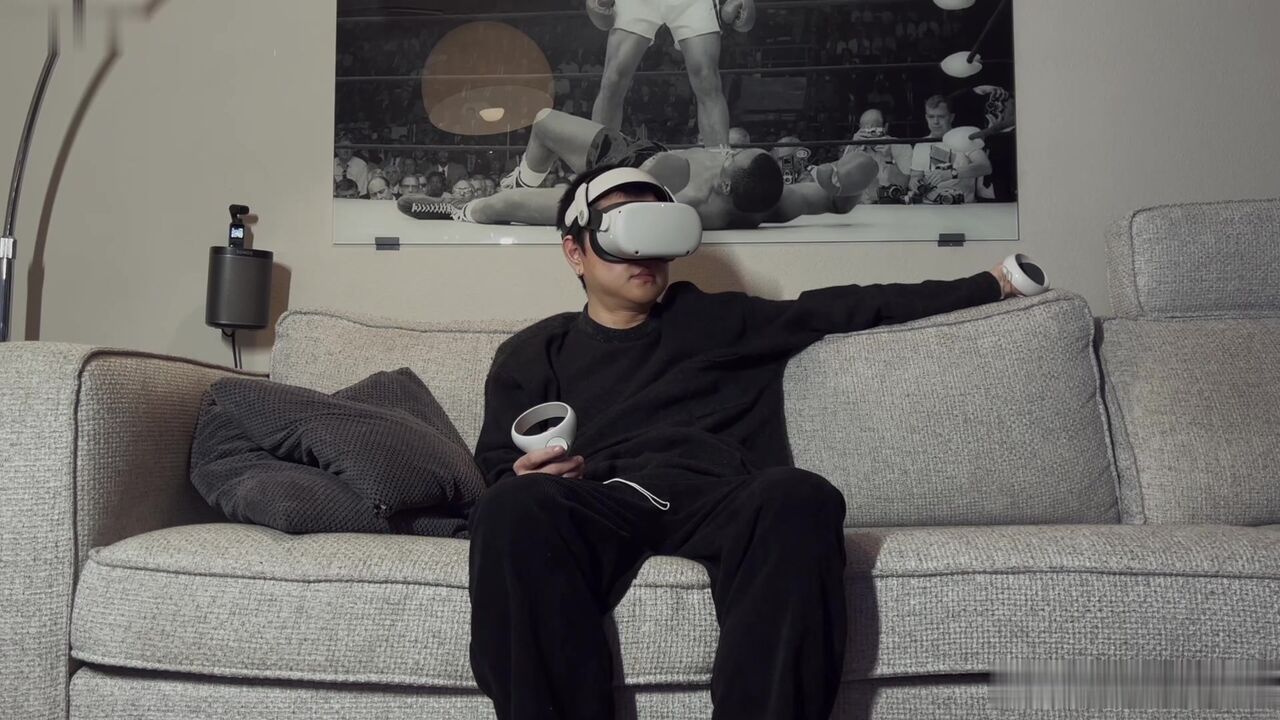 哪有在用VR看黄片的时候乖巧的女朋友让他感觉身临其境_女上位啪啪