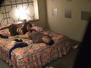 用传统的宝剑乳交和粘稠的口交玩弄一个男人 2