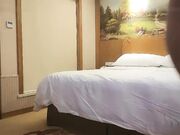 深夜约个良家少妇 喝点红酒调调情再开操 舌吻手伸进内裤摸逼