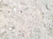 偸情漂亮苗条小姨子户外山上野战扶着树后入搞的正在性头上被路人打断吓尿了