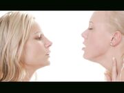 这样的生活好性福啊 熟睡后漂亮女友和闺蜜一起舔吸肉棒