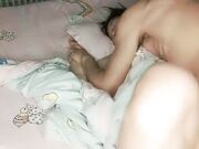 渣男玩弄在装睡的人妻 全程露脸AV棒不断摩擦骚逼听骚逼的呻吟