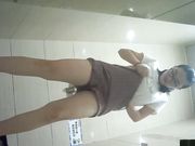 坐盗市最新流出GN牛人潜入公共场所偷拍精选近距离尿尿