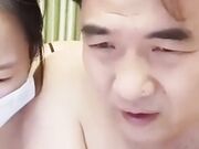 中年大叔人老心不老，玩弄年轻小媳妇，露脸直播舔鸡巴爆操，无毛骚逼很是性感，貌似内射看大叔都快干不动了还玩呢