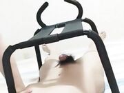 戴着眼镜样子有点闷骚的女主播和男盆友用性爱椅啪啪直播