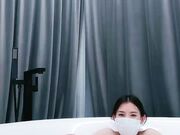 线下约炮粉丝红唇美少妇酒店大战光头男 鸳鸯浴情趣装黑丝湿身诱惑