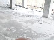 小哥工地玩弄大屁股骚奶子少妇 后入爆草无套抽插 直接内射让骚逼舔鸡巴