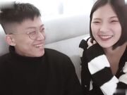 淘气妹妹强迫姐姐共享男友抢着把精液给吞下去3P的淫乱关系