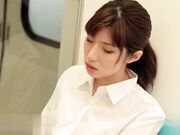 超级饥渴的小少妇没想到在地铁上就被人干来