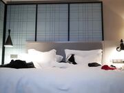 舔弄摸逼镜头前口交骑乘后入猛操，呻吟娇喘非常诱人