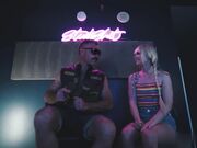 浓密胡须的壮汉粗暴地操弄稚嫩少女 深喉咙吞吐 疯狂抽插 少女白眼翻飞