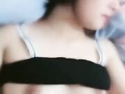 清纯嫩妹被大吊男友无套啪啪 干的高潮迭起 床单都湿了一大片