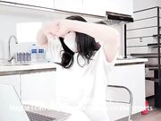 女老师拖欠房租交不上无奈色诱男房东为了满足房东欲望主动吞精爆乳诱惑