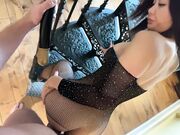 情趣渔网连体衣骚货在床上肆意的骑乘男友的大鸡巴