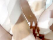 抚摸美丽少女的小穴，直到她达到高潮。用精液填满她的阴道