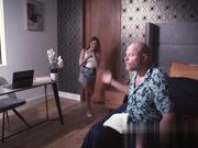 18 岁淫荡女儿在直播中钓到令人饥渴的的老继父后被爆操内射