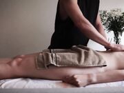 按摩师操了他的淫荡客人 并在她的肚子上射精释放