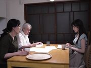 痴迷大叔的巨乳女孩与体液交融的疯狂同居生活1