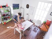 迷人的金发拉拉队员说服教练中出内射自己