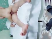 16岁的双胞胎女儿服侍我 两个女儿抢着吃爸爸的鸡巴