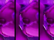 还是刚满18岁的童颜巨乳主动穿紫色情趣内衣掏出鸡巴就伸过来舔