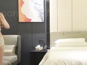 外表很清纯的兼职学生妹各种姿势爆插她的小黑B