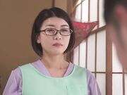 脾气暴躁的护理员机械般地为他套弄 直到他勃起得充血肿胀1