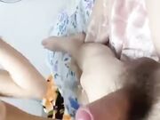 小萝莉和亲哥乱伦 被哥哥按着头强行深喉 插得眼泪都出来了 啪啪内射