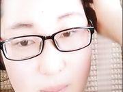 “我快高潮了哥哥”白肤眼镜少妇外表看起来很良家但骨子里很骚与炮友大白天车震直播操的很激情对白淫荡