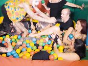 Balls Dep 一伙在海洋球里群交的变态男女