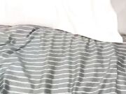 真实原创乱伦亲妹妹周末家里停电妹妹跑来我的出租屋避暑