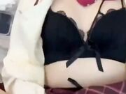 稚嫩单纯的女孩被同学骗到家里喝酒 在迷糊中被强行插入破处