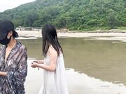 炎炎夏日一起在沙滩露出释放淫荡本能