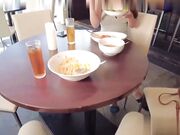 长得不错的性感少妇约炮忍不住在酒店厕所就开干